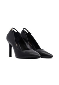 Zapatos de tacón alto negros con puntera afilada, hechos de cuero suave, con abertura en la parte trasera y detalles en oro en las correas.