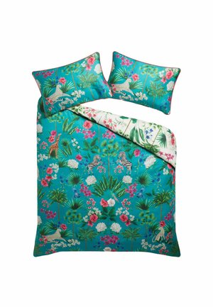 Set di biancheria da letto turchese con federe abbinate che presentano piante tropicali, fiori rosa, giraffe, zebre e leopardi su un motivo giungla vivace.