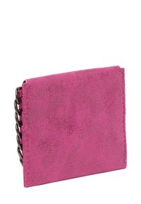 Kompakt pink pung lavet af struktureret materiale, med en kæde som accent på den ene side og en glat overflade. Rektangulær form, minimalistisk design.