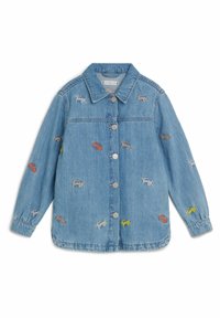 Chaqueta de mezclilla en azul claro con cierre de botones, cuello de punta y logotipos bordados en rojo, amarillo y azul en toda la prenda.