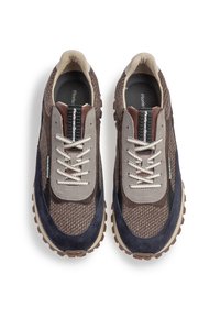 Sneakers marroni e grigi con materiali in mesh testurizzato e suede, dotati di linguetta imbottita, parte anteriore con lacci e suola in gomma robusta.