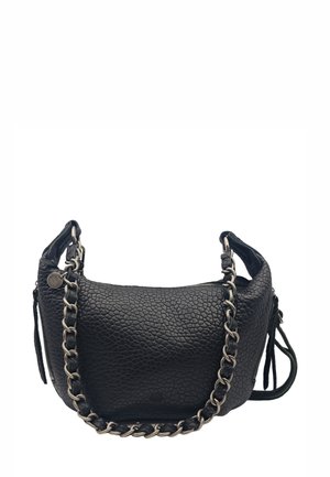 Sac à bandoulière en cuir noir avec une finition texturée, doté d'une bandoulière en chaîne et d'une fermeture éclair. Comprend un détail de gland sur le côté.