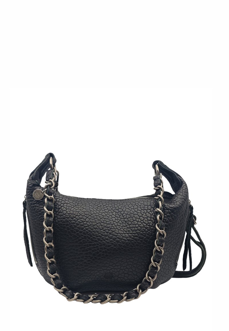 Sac à bandoulière en cuir noir avec une finition texturée, doté d'une bandoulière en chaîne et d'une fermeture éclair. Comprend un détail de gland sur le côté.