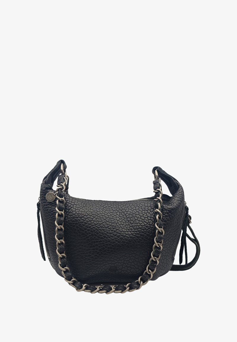 Sac à bandoulière en cuir noir avec une finition texturée, doté d'une bandoulière en chaîne et d'une fermeture éclair. Comprend un détail de gland sur le côté.