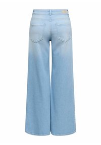 Jean en denim bleu clair à jambes larges, taille haute et deux poches arrière, vu de dos sur un fond blanc.