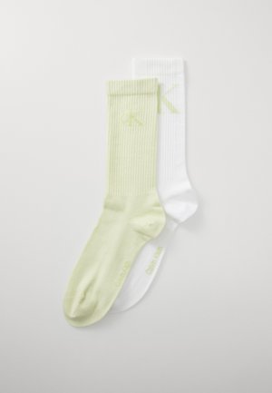 Calcetines de mezcla de algodón en verde claro y blanco. Textura acanalada con una sutil marca; diseño sin costuras en la punta y altura de tobillo.