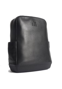 Zaino in pelle nera con una texture liscia e forma rettangolare. Presenta una chiusura con zip e due tasche laterali per lo stoccaggio.