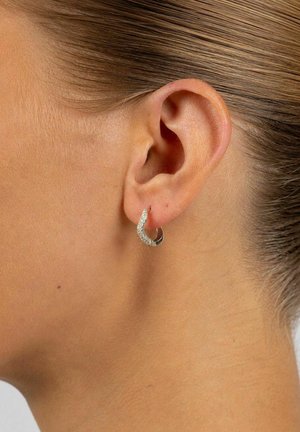 SNÖ of Sweden, UNION CURVE CRYSTAL RING EAR 15MM - Earrings - silver-coloured