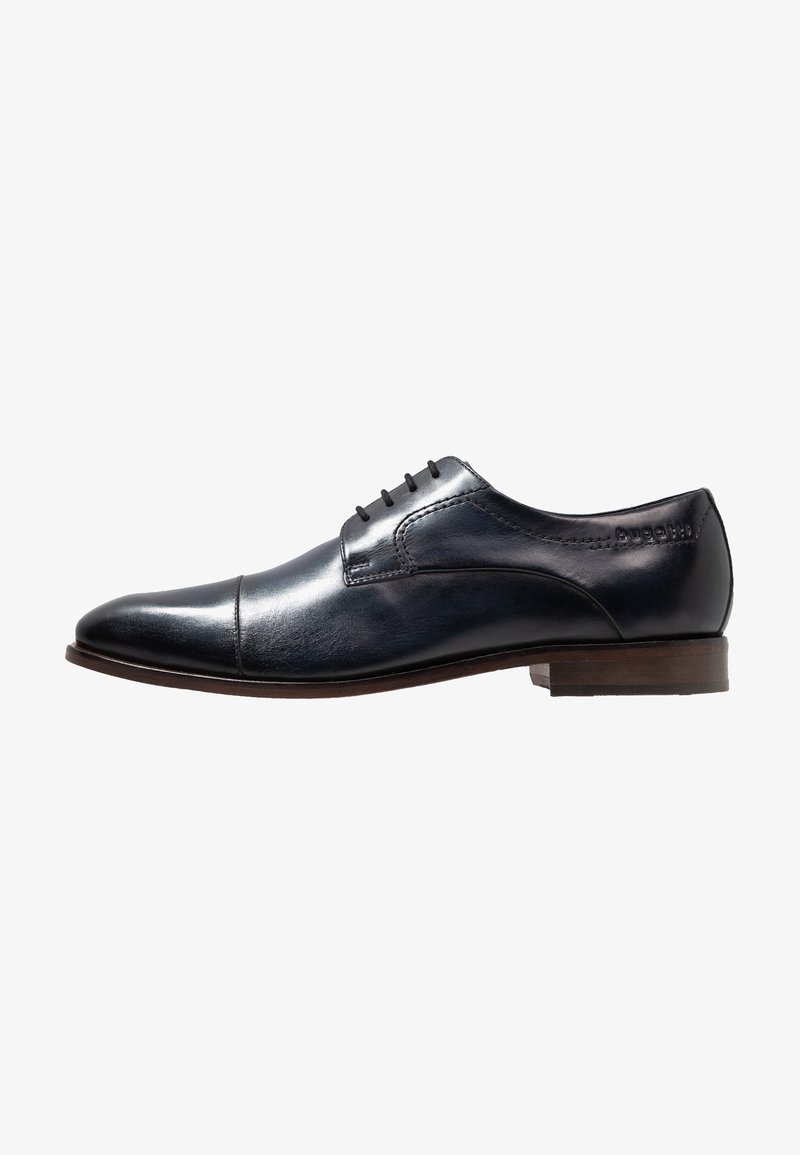 Scarpe da uomo in pelle di colore blu navy, con design a punta cappuccio, caratterizzate da sei fori per i lacci e una finitura liscia. Suola marrone con un'altezza del tacco minima.