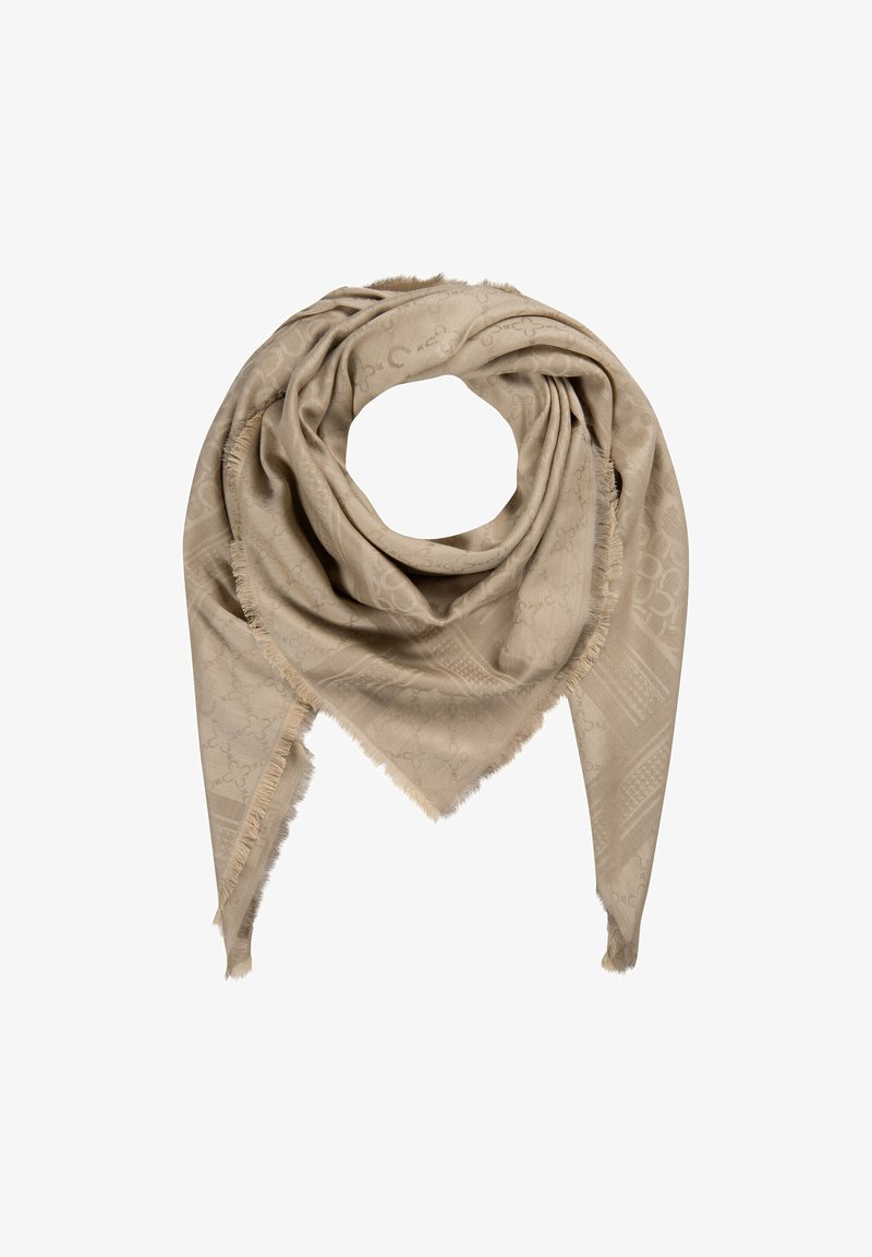 Foulard triangulaire beige avec un motif subtil et des bords effilochés, drapé en cercle de manière lâche sur fond blanc.