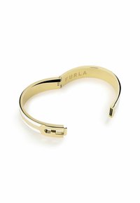 Brățară din metal cu ton de aur, având un design minimalist, două segmente deschise, accente texturate și numele brandului embosat pe interior.