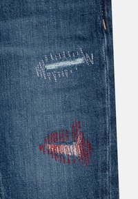 Tommy Hilfiger SKATER DESTRUCTIONS - Jeans Slim Fit - blue denim