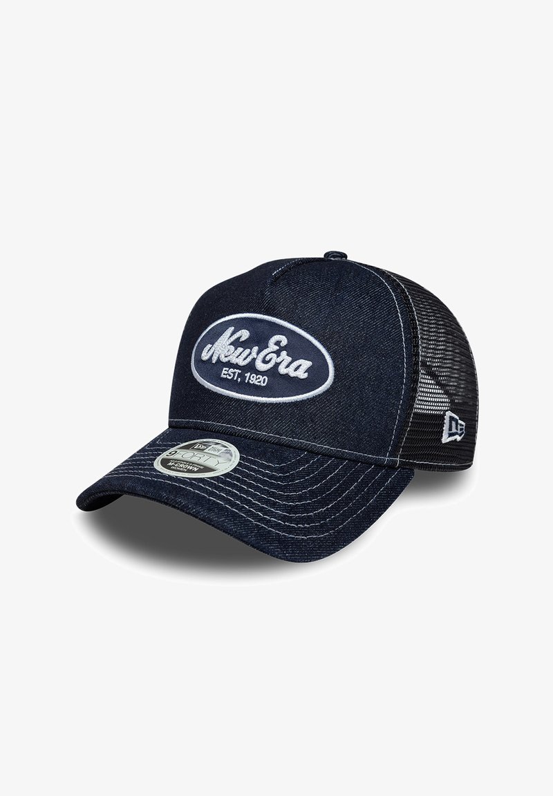 Μπλε ναυτικού χρώματος καπέλο New Era baseball με λευκό κεντημένο λογότυπο "New Era EST. 1920", καμπύλη γείσο και μαύρα πίσω πάνελ από δίχτυ.
