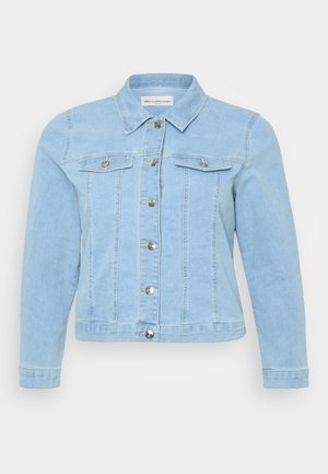 Veste en denim bleu clair avec manches longues, col classique, fermeture à boutons à l'avant et deux poches poitrine avec rabats à boutons. Texture lisse.