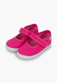 Pantofi Mary Jane din pânză roz, cu talpă din cauciuc alb, având o curea cu velcro și o captuseală interioară în carouri gingham.