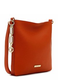 Orangefarbene Schultertasche aus Leder mit strukturiertem Finish, goldenen Beschlägen, geflochtenem Seitendetail und einem Charm. Einfaches Design mit flacher Form.