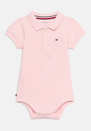 Body neonato a maniche corte di colore rosa chiaro con colletto, due bottoni frontali e piccolo logo Tommy Hilfiger sul petto.