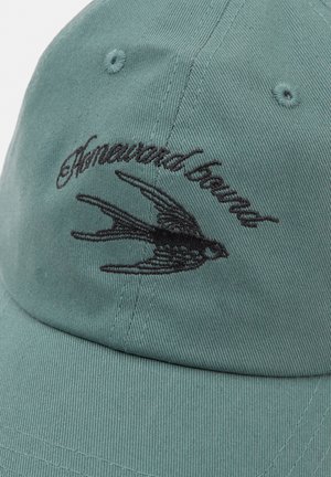 Grön bomullscap med svart broderad text och en svalor design framtill. Tyget har en texturerad, ribbad yta.
