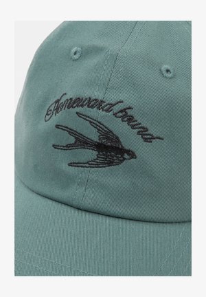 Grøn bomuldsnyloncap med sort broderet tekst og et svale-design foran. Stoffet har en struktureret, ribbet finish.