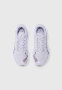 Une paire de chaussures de course Puma de couleur violet clair avec un design en mesh et le logo Puma sur les orteils, vues de dessus sur un fond blanc.