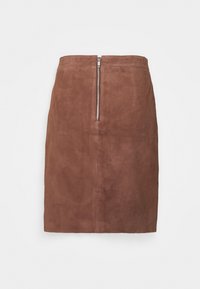 Bruine suède kokerrok met een ritssluiting aan de achterkant, met een gladde textuur en een op maat gemaakte ontwerp, geschikt voor verschillende gelegenheden.