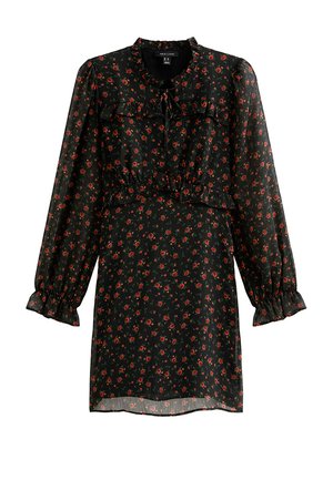 Robe noire à fleurs avec manches longues, taille cintrée, accents volants, et petits motifs de fleurs rouges sur un tissu transparent. Encolure arrondie.