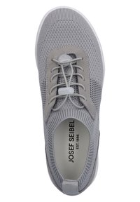 Světlé šedé tenisky s texturovaným pleteným svrškem, elastickými šněrovadly, polstrovaným límcem a měkkou podrážkou. Logo značky je viditelné uvnitř.