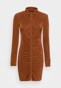 Vestido de cor ferrugem, feito de um tecido suave e texturizado. Apresenta um decote com gola, mangas compridas e botões na frente com detalhes franzidos.