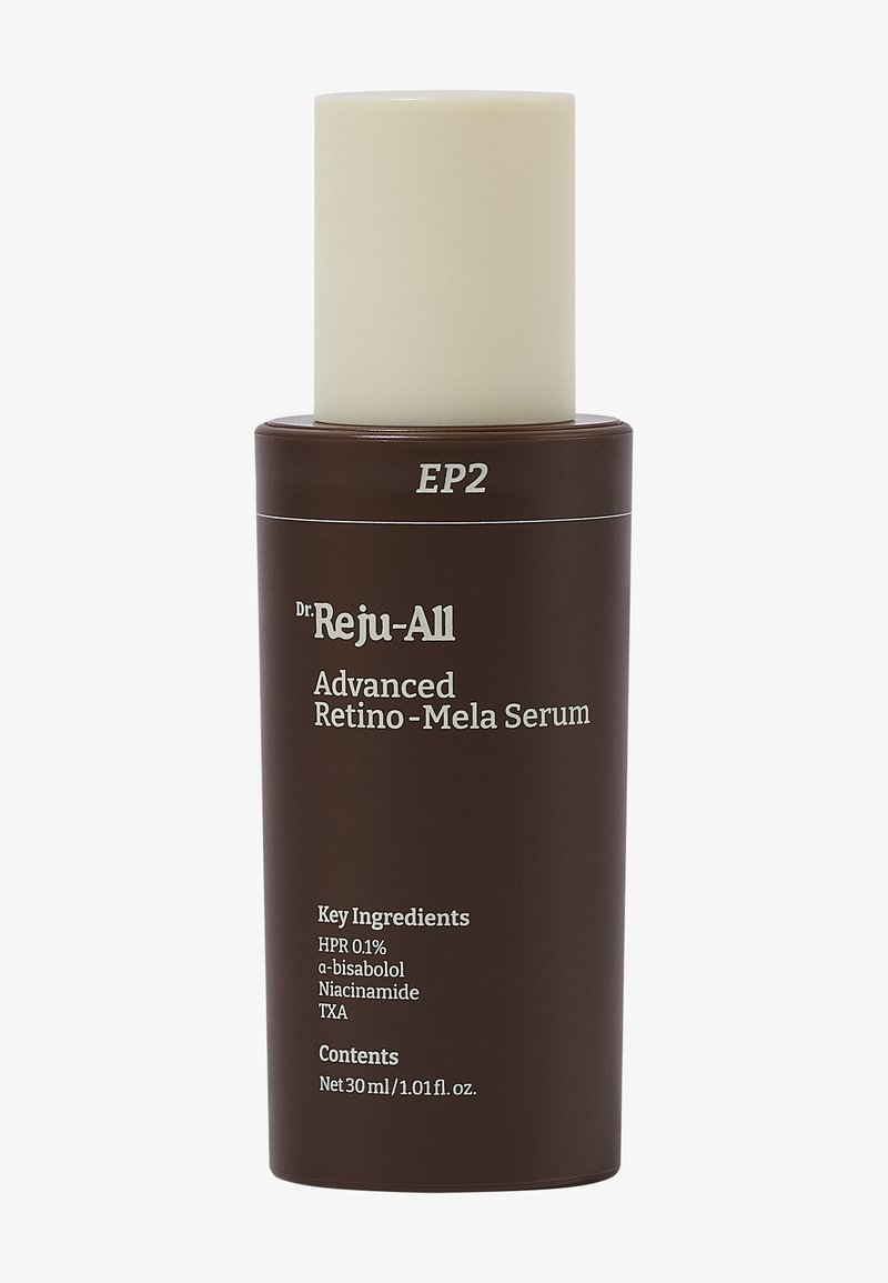 Bruine cilindervormige fles met label Dr. Reju-All Advanced Retino-Mela Serum met beige dop, met vermelding van belangrijke ingrediënten en 30 ml inhoud.