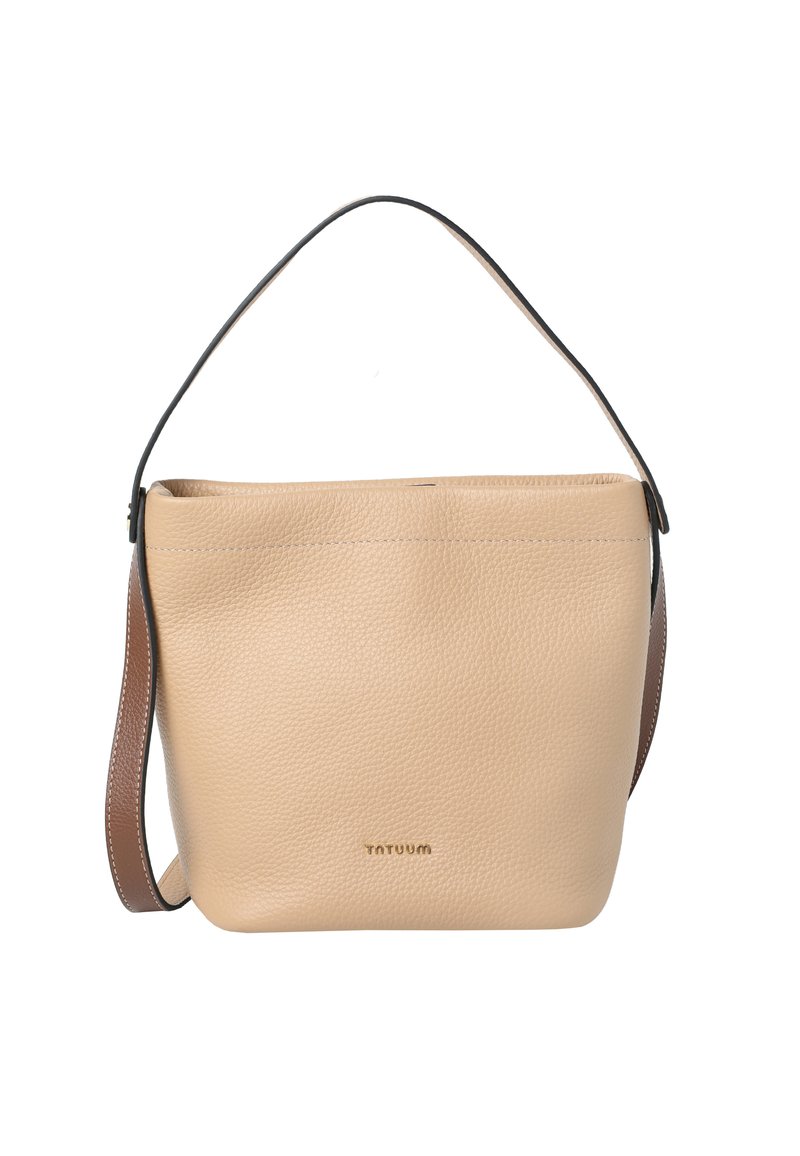 Lichtbeige leren bucketbag met een gladde textuur, een bruine schouderriem en subtiele branding aan de voorkant. Zacht, minimalistisch ontwerp.