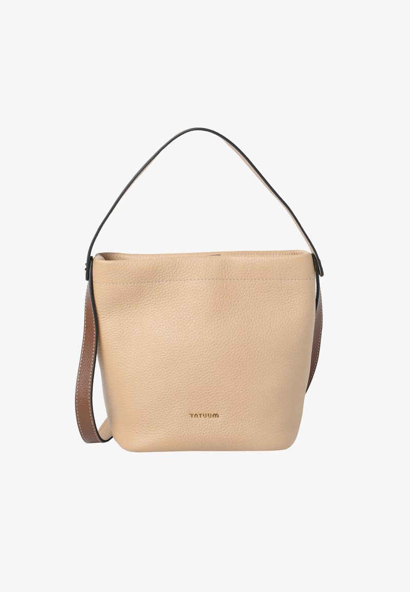Lichtbeige leren bucketbag met een gladde textuur, een bruine schouderriem en subtiele branding aan de voorkant. Zacht, minimalistisch ontwerp.
