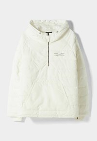 Puffjacka i off-white, med halvdragkedja framtill, huva och två sidofickor med kviltad textur och minimalistisk branding.