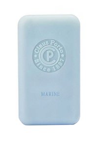 Zeep in lichtblauw, rechthoekige vorm, met het reliëflogo in het midden, de tekst "Claus Porto sinds 1887" en "MARINE" aan de voorkant.