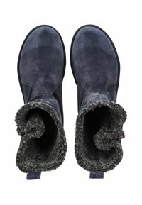 Botines de ante azul con un suave forro de felpa gris, costuras visibles y un pequeño detalle metálico en el costado. Suela plana.