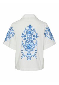 Hvit kortermet skjorte med intrikate blå blomsterbroderier på ryggen og ermene, med klassisk krage og avslappet passform.