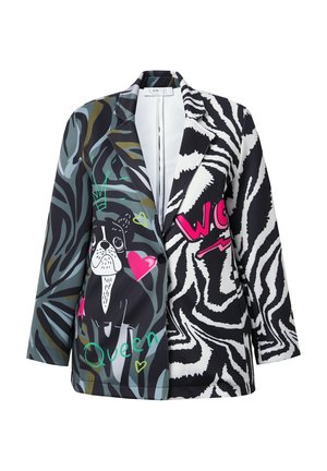 Farverig blazer med halvdelen zebra mønster og halvdelen abstrakt design med pink og grønne grafikker, inklusive en hundeillustration og tekst.