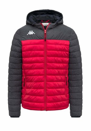 Giacca imbottita con cappuccio con parte frontale trapuntata rossa e maniche e spalle grigio scuro, con logo bianco sul petto sinistro e tasche anteriori con zip.