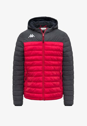 Giacca imbottita con cappuccio con parte frontale trapuntata rossa e maniche e spalle grigio scuro, con logo bianco sul petto sinistro e tasche anteriori con zip.