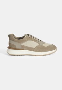 Baskets de sport avec un mélange de suède beige et de mesh, un design texturé, bout arrondi, semelle plate blanche et accents beige contrastants.