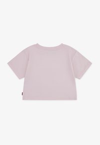 Maglietta rosa chiaro a maniche corte in cotone. Presenta un collo rotondo e un piccolo etichetta con logo sul lato. Vestibilità semplice e rilassata.