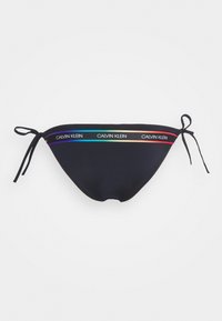 Parte inferiore del bikini nera con lacci laterali. Presenta una fascia con il logo multicolore di Calvin Klein lungo la parte superiore. Tessuto liscio e elastico.