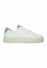 Weiße Ledersneaker mit einem mintgrünen Wildlederspitz, flachen Schnürsenkeln und einer beigen Gummisohle. Goldene Markenbezeichnung an der Seite.