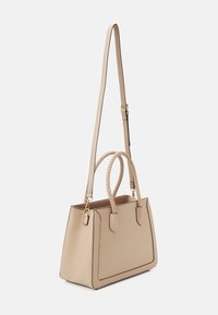 Beżowa syntetyczna torebka o strukturalnym designie, z plecionymi uchwytami u góry i odczepianym paskiem. Posiada czarne wykończenia zdobiące krawędzie.