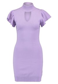 Fioletowa dzianinowa sukienka z wysokim prążkowanym półgolfem, krótkimi falbaniastymi rękawami oraz wycięciem w kształcie klucza na klatce piersiowej. Gładka faktura z prążkowanym wykończeniem u dołu.
