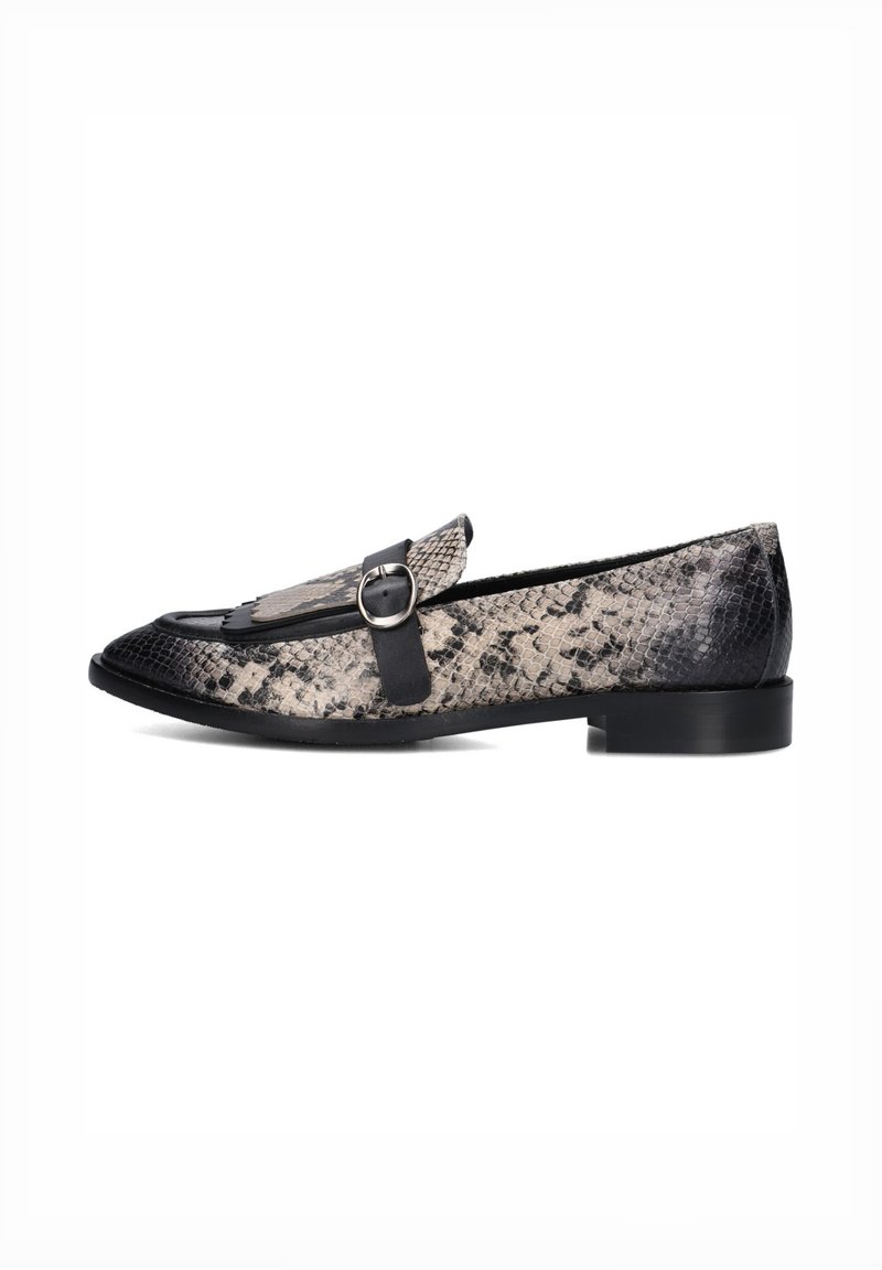 Flat loafers in zwart en beige slangenprint, met een ronde neus, decoratieve franjes en een ronde gesp-accent op een glad leren band.