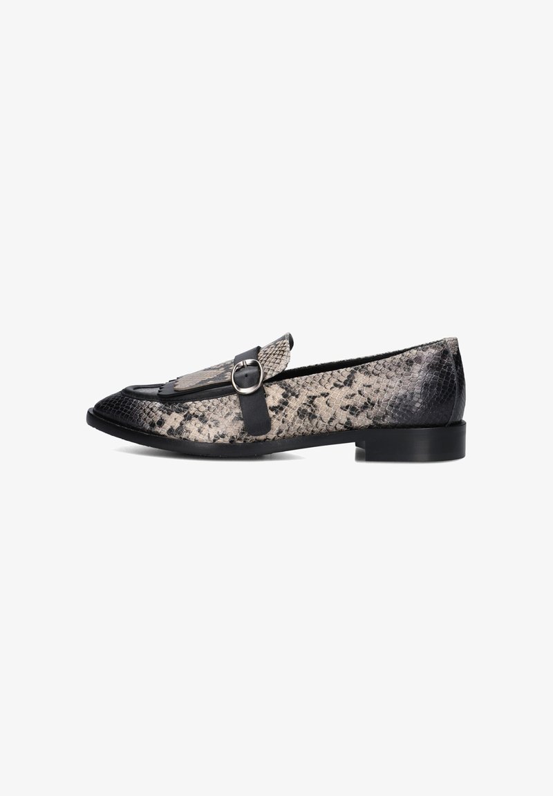 Flat loafers in zwart en beige slangenprint, met een ronde neus, decoratieve franjes en een ronde gesp-accent op een glad leren band.