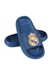 Niebieskie gumowe klapki z teksturowaną powierzchnią i logo z koroną oraz inicjałami na pasku. Lekka konstrukcja.