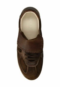 Braune Schuhe aus Leder und Wildleder mit abgerundetem Zehenbereich, strukturierten Akzenten und Schnürdesign sowie durchbrochener Verzierung an den Seiten.