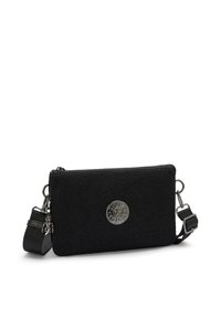 Pochette nera con superficie liscia e testurizzata. Presenta un'emblema metallico rotondo, chiusura con zip e tracolla regolabile per un trasporto versatile.