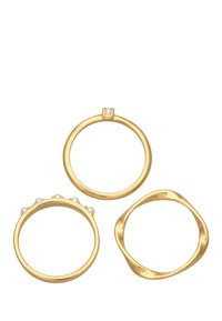 Tre guld ringe med varierende design: en glat, en struktureret med perler, og en bølget i form. Alle har en poleret overflade.